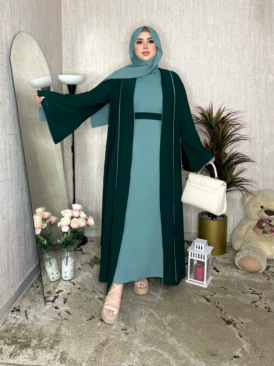 عباية بثلاث قطع: فستان داخلي، عباية خارجية وخمار متناسق