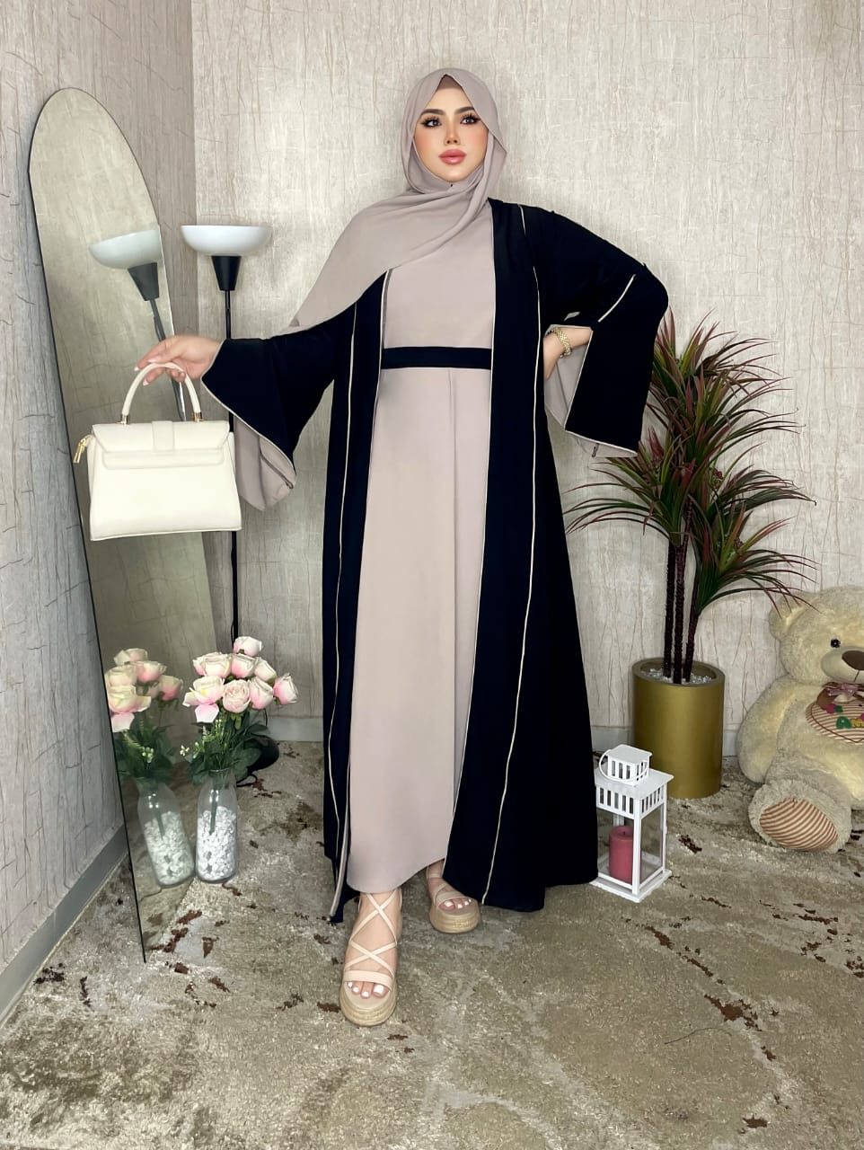 عباية بثلاث قطع: فستان داخلي، عباية خارجية وخمار متناسق