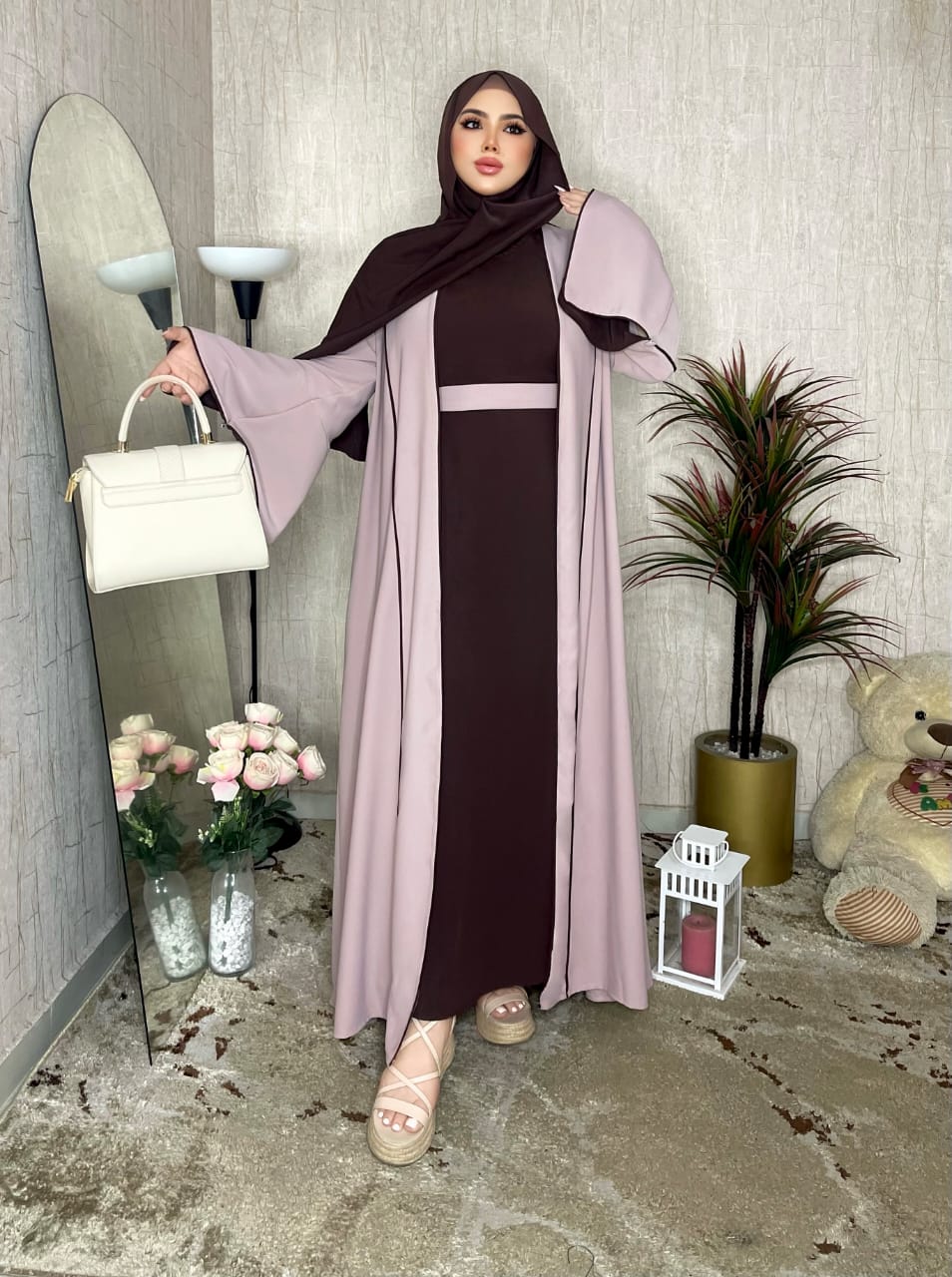 عباية بثلاث قطع: فستان داخلي، عباية خارجية وخمار متناسق